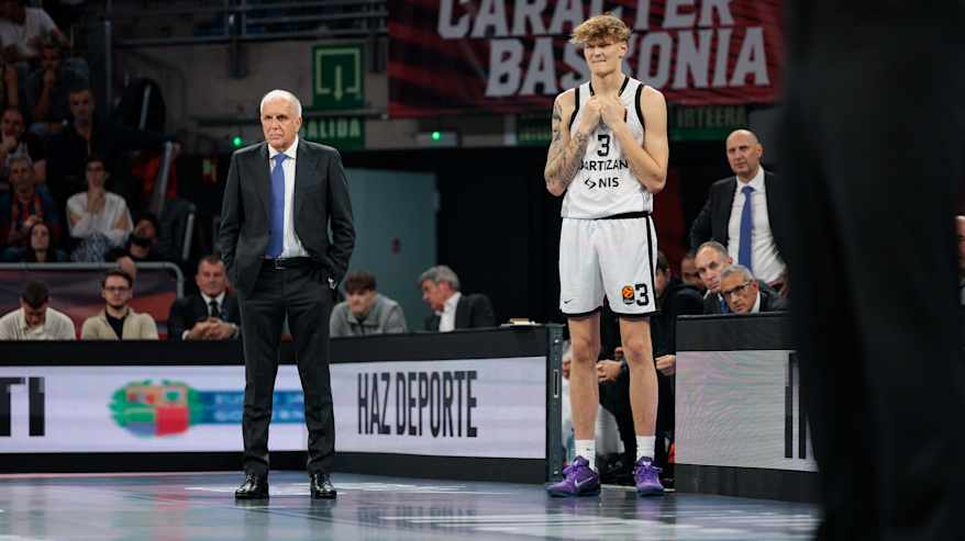 Miikka Muurinen ja Zeljko Obradovic kuvattuna Partizanin Euroliiga-pelissä.