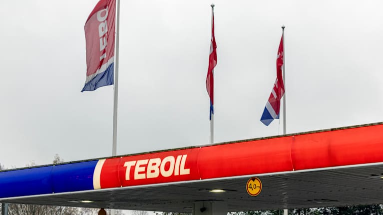 Bensa-aseman kyltti.