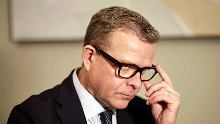 Petteri Orpo pitelee kiinni silmälaseistaan.