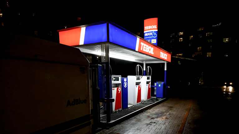 Teboilin bensapumppuja iltapimeällä.