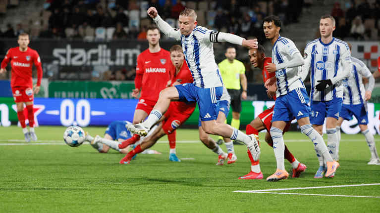 Alexander Ring taistelee pallosta Interiä vastaan.