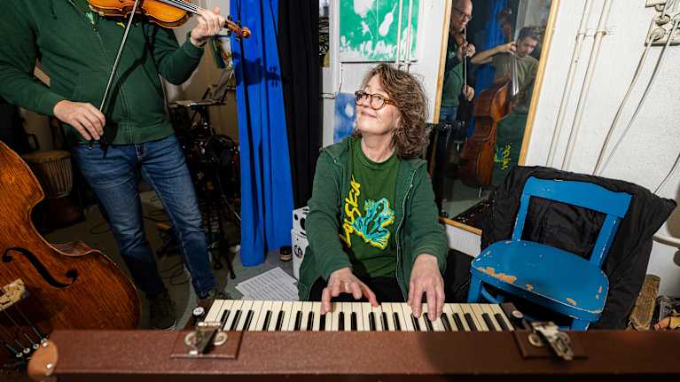 Lastenmusiikkiorkesteri Loiskiksen muusikko Marianne Oivo soittaa kosketinsoitinta.