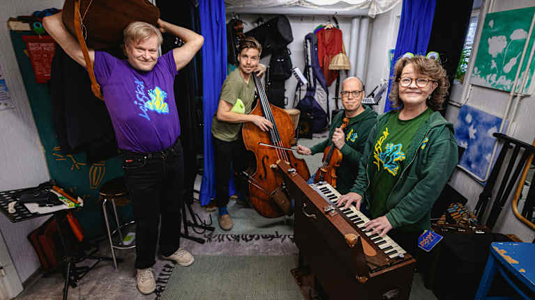 Lastenmusiikkiorkesteri Loiskis treenikämpällä.