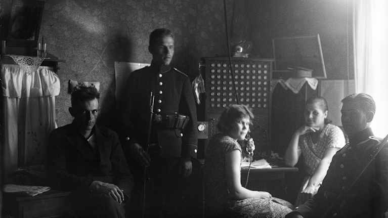 Poliisi valvoo puheluita Nivalan puhelinkeskuksessa 1932.