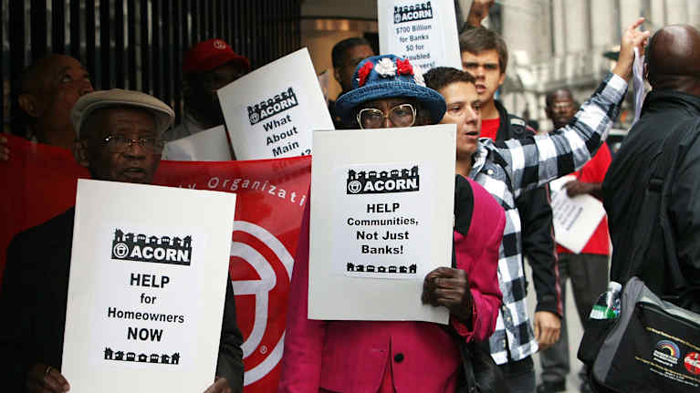 Mielenosoittajat vaativat Yhdysvaltain keskuspankkia pelastamaan Wall Streetin yritysten lisäksi myös asunnonomistajat.