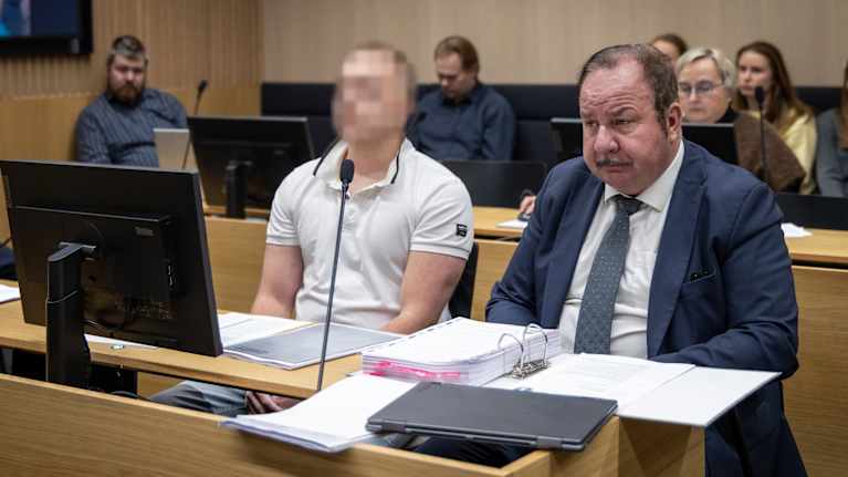 Oulun Korvensuoran henkirikoksen käsittely alkaa käräjäoikeudessa. Epäillyn kasvot on käsitelty tunnistamattomaksi.