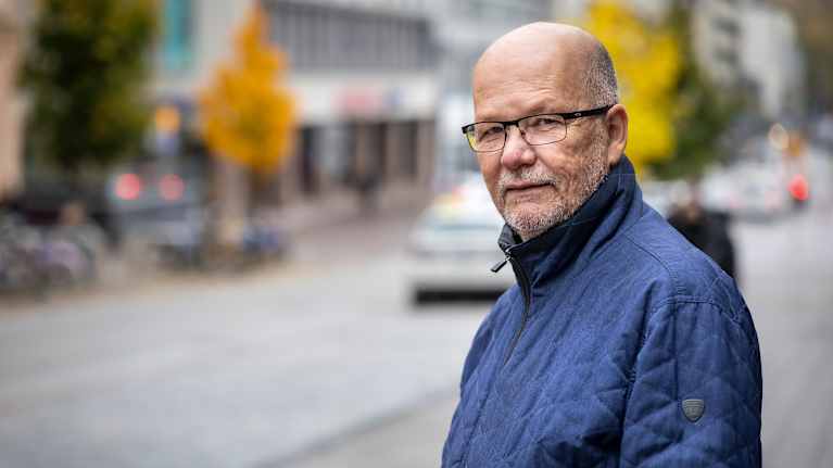 Hannu Lahti seisoo kadulla.