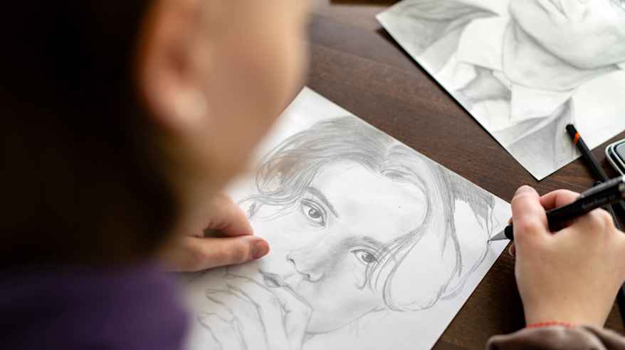 Ella Väliheikki piirtää.