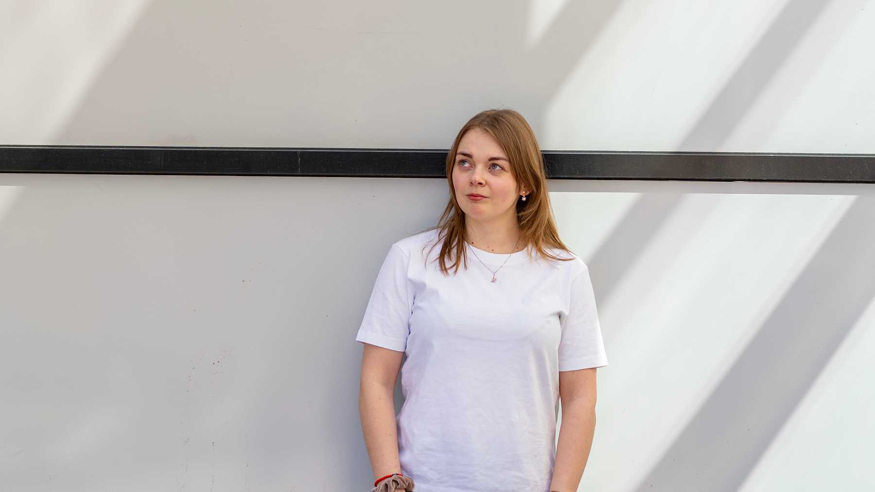 Ella Väliheikki nojaa seinään.