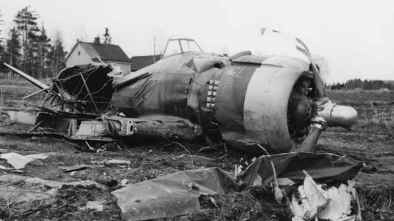 Maahan syöksyneen Myrsky-hävittäjäkoneen vaurioitunut runko mustavalkoisessa kuvassa. 