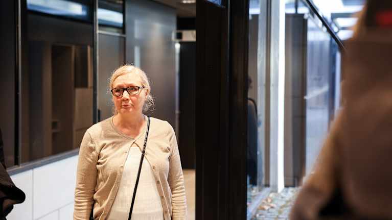 Anneli Auer Turun oikeustalolla.