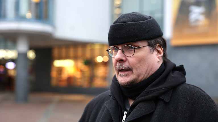 Jukka Aaltonen musta takki ja pipo yllään kadulla 