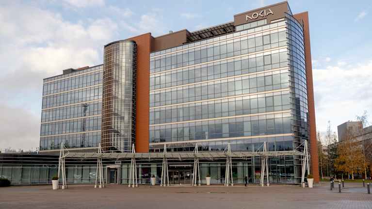 Nokian pääkonttori Espoossa, Suomessa, edustaa moderneja ja innovaatiivisia tiloja teknologiayritykselle.