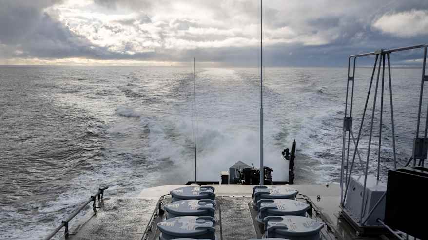 Ohjusvene jättää peräaaltoja mereen.