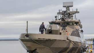 Ohjusvene Tornio kiinnitettynä laituriin.