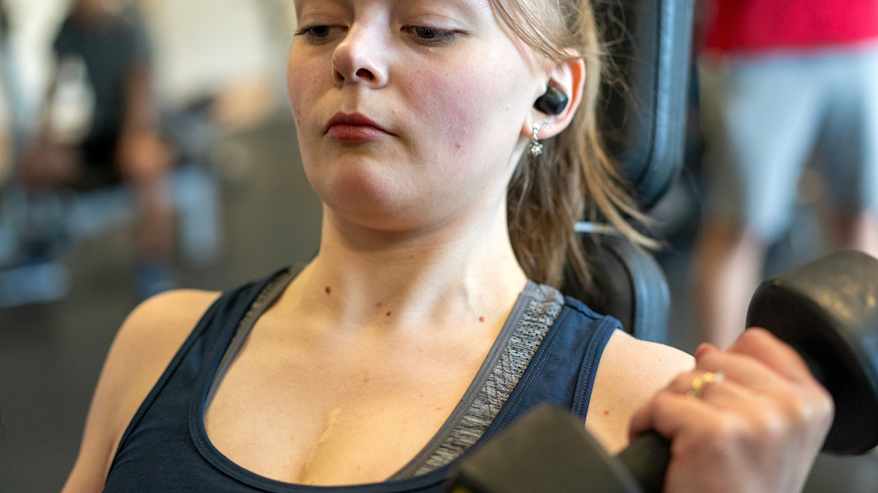 Ella Väliheikki nostaa käsipainoja kuntosalilla.