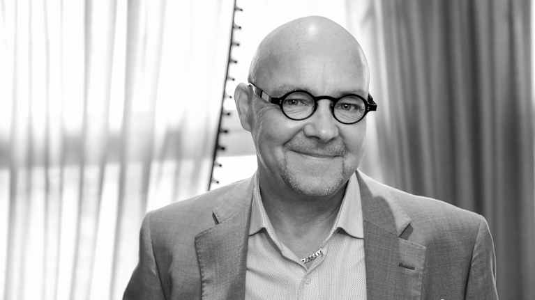 Lasse Norres mustavalkoisessa kuvassa.