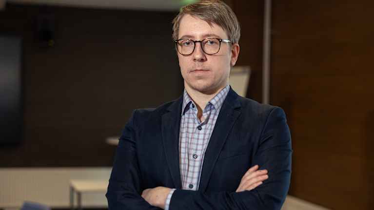 Porträtt på Aleksi-Mikael Kivelä.