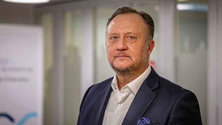 Pasi Rannus seisoo toimiston aulassa.