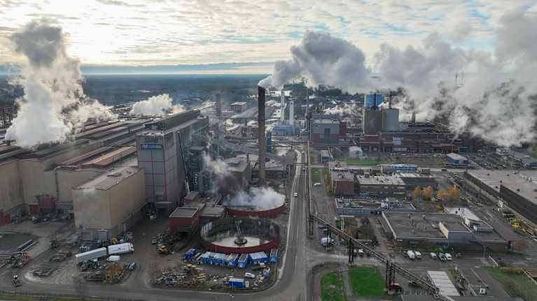 SSAB:n toimitusjohtaja Johnny Sjöström painotti Raahen vierailullaan, että Raahen terästehdas on yhtiölle äärimmäisen tärkeä myös tulevaisuudessa. Kuvat otettu 29.10.2025.