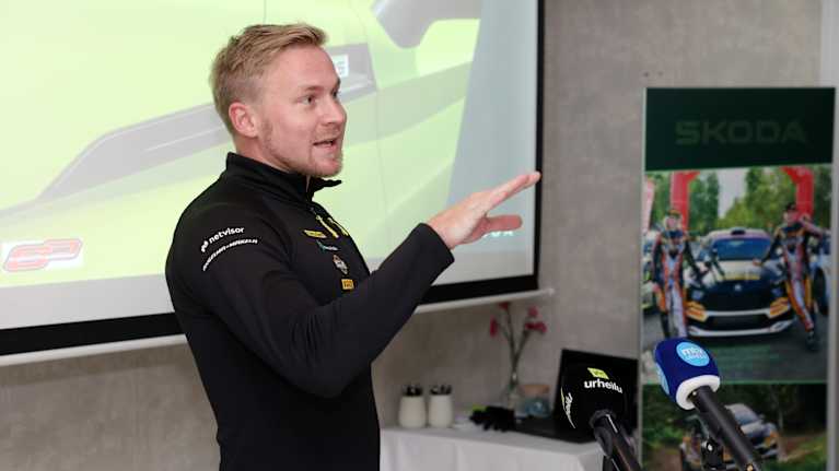 Esapekka Lappi puhuu tiedotustilaisuudessa.