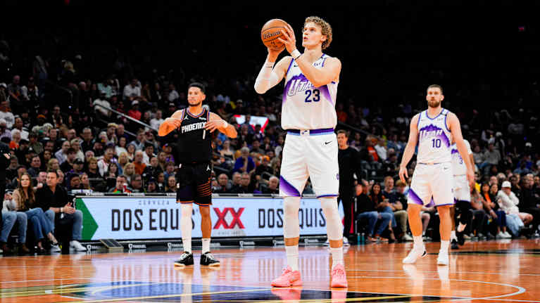 Lauri Markkanen heittää vapaaheittoa Phoenix-ottelussa 31.10.2025.