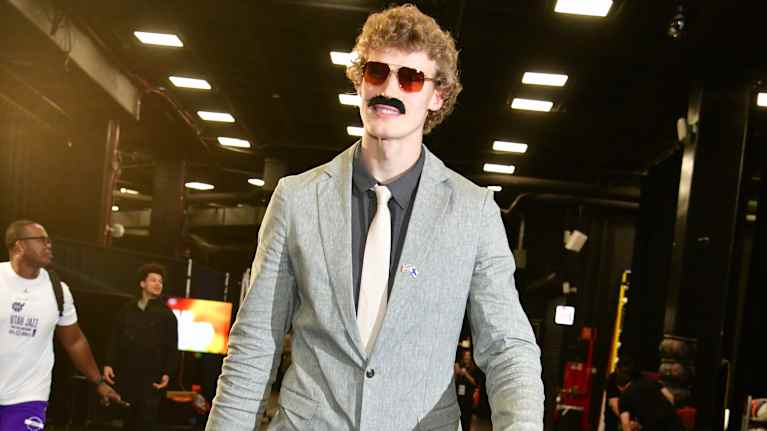 Lauri Markkanen saapui Halloween-asussa Phoenix-otteluun 31.10.2025.