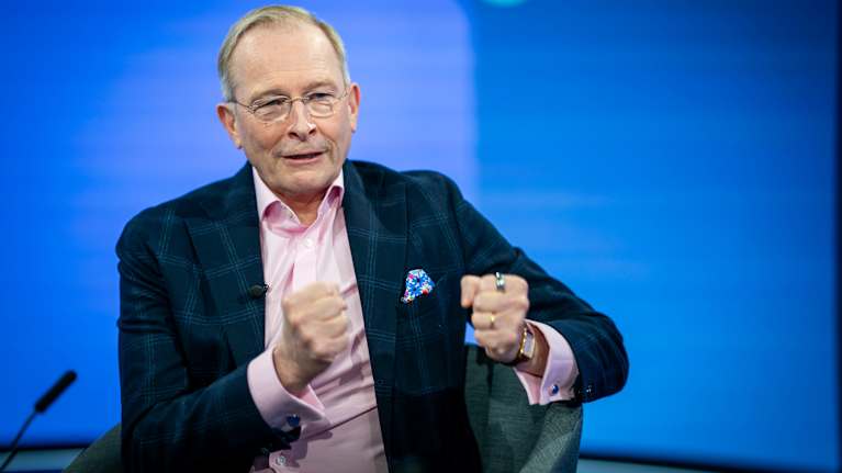 Kansainvälisen politiikan asiantuntija Risto E. J. Penttilä TV-studiossa.