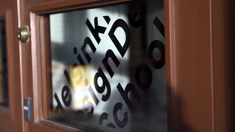 Ov, jonka lasissa lukee Helsinki Design School.