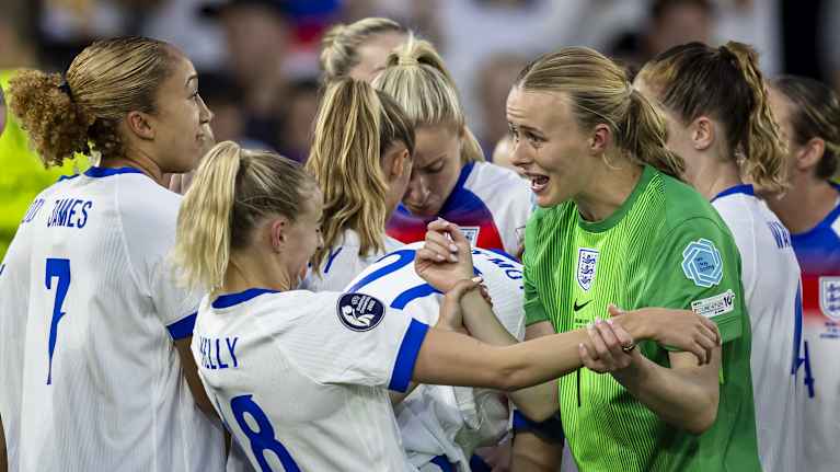 Chloe Kelly ja Hannah Hampton juhlivat EM-kultaa 2025.