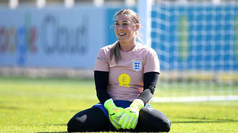 Mary Earps Englannin treeneissä keväällä 2025.