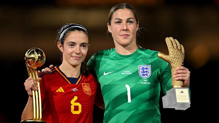 Aitana Bonmati ja Mary Earps vuoden 2023 MM-finaalin jälkeen.