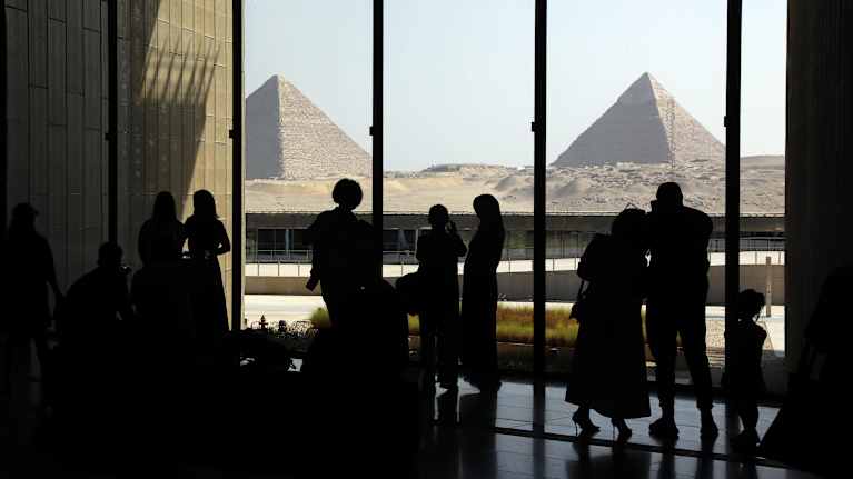 Suuren egyptiläisen museon sisältä näkyy Gizan pyramidit.