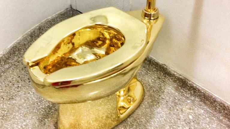 Käsitetaiteilija Maurizio Cattelanin kultainen vessanpönttö "America".