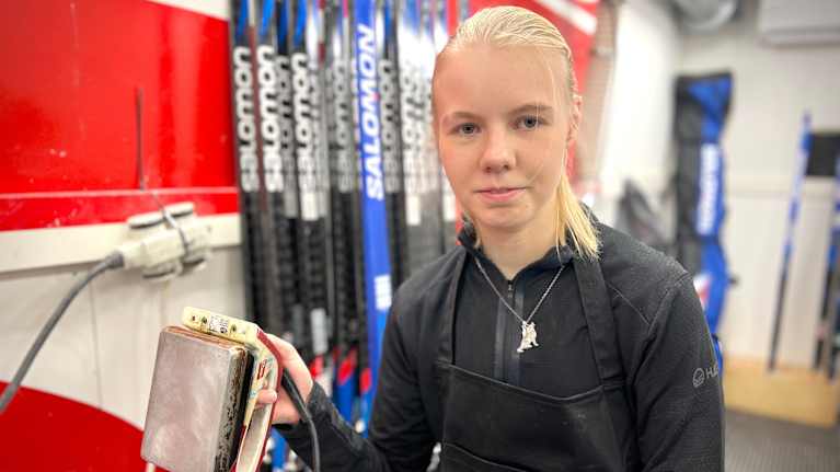 Ronja Turunen on suksihuoltaja Suomen cupin hiihdoissa.