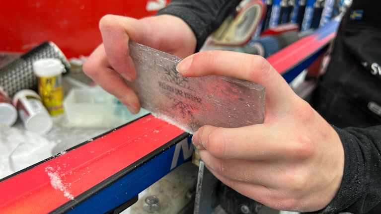 Ronja Turunen on suksihuoltaja Suomen cupin hiihdoissa.