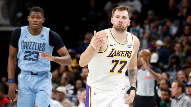 Luka Doncic tuulettaa Memphis Grizzliesiä vastaan 31.10.2025.