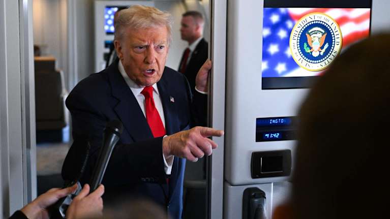 Yhdysvaltain presidentti Donald Trump osoittaa sormellaan virkakoneessaan.