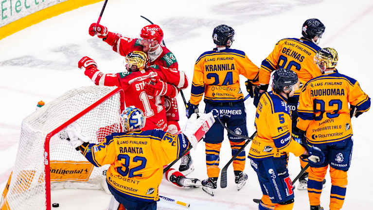 Vaasan Sportin pelaajat tuulettavat maalia Rauman Lukkoa vastaan.