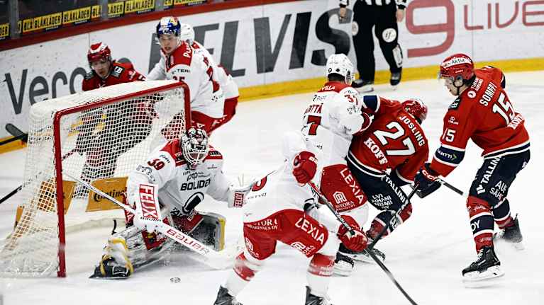 Ässien ja HIFK:n välisessä ottelussa maalintekotilanne Ässien maalilla.
