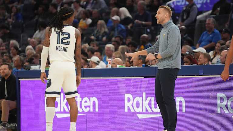 Ja Morant och Tuomas Iisalo pratar med varandra.