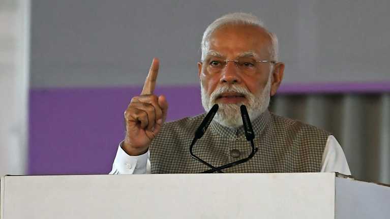 Intian pääministeri Narendra Modi sormi pystyssä.