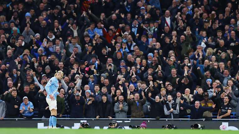 Erling Haaland esittää robottituuletustaan ensimmäisen maalin kunniaksi Bournemouthia vastaan.