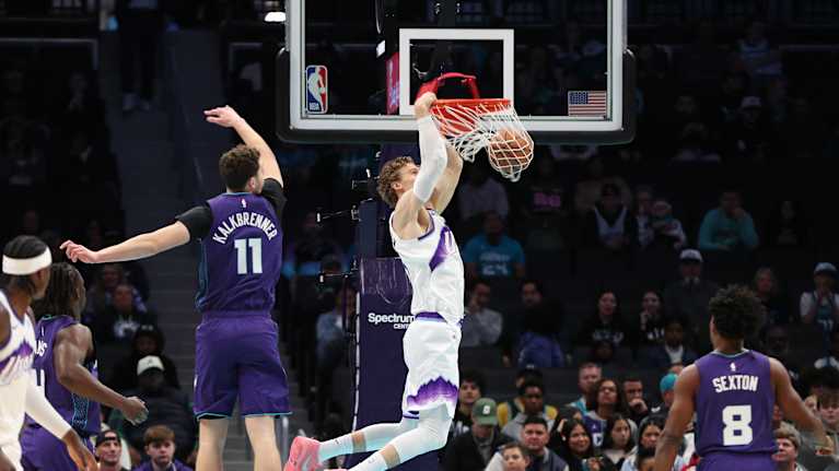 Lauri Markkanen donkkaa Utahin paidassa.