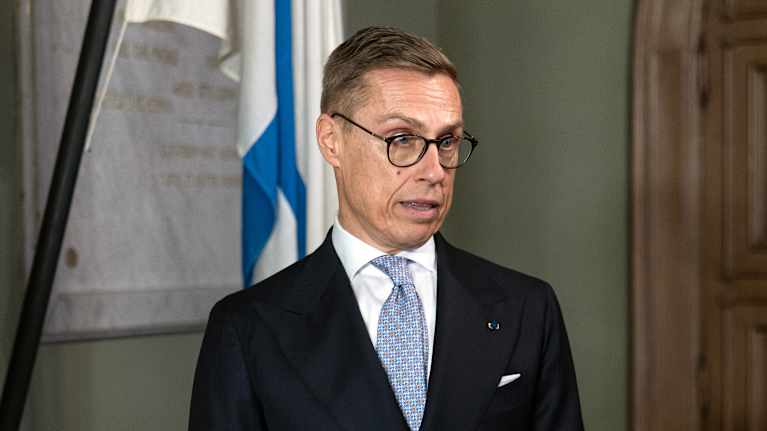 Suomen presidentti Alexander Stubb antaa medialle haastattelua.