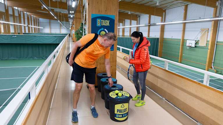 G-task tennispallojen lajittelupiste Talin tennishallilla.