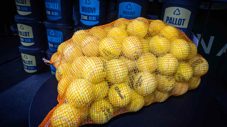 G-task tennispallojen lajittelupiste Talin tennishallilla.