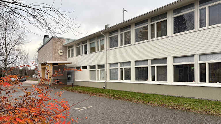 Nakkilan koulu ulkoa kuvattuna syksyllä.