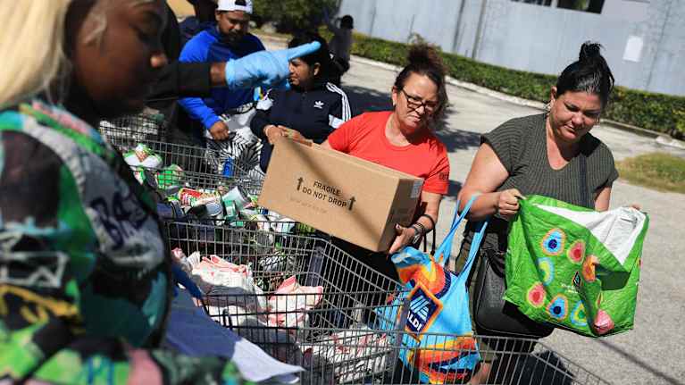 Ihmisiä ruoka-apujonossa Miamissa Floridassa.