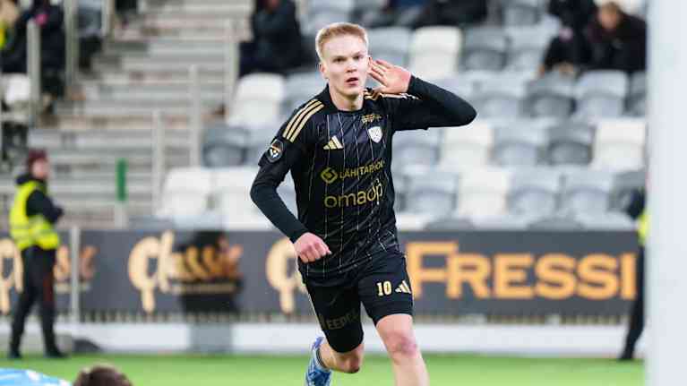 Kasper Paananen juhlii 3-3-tasoitusta Ilveksen verkkoon 3.11.2025. 